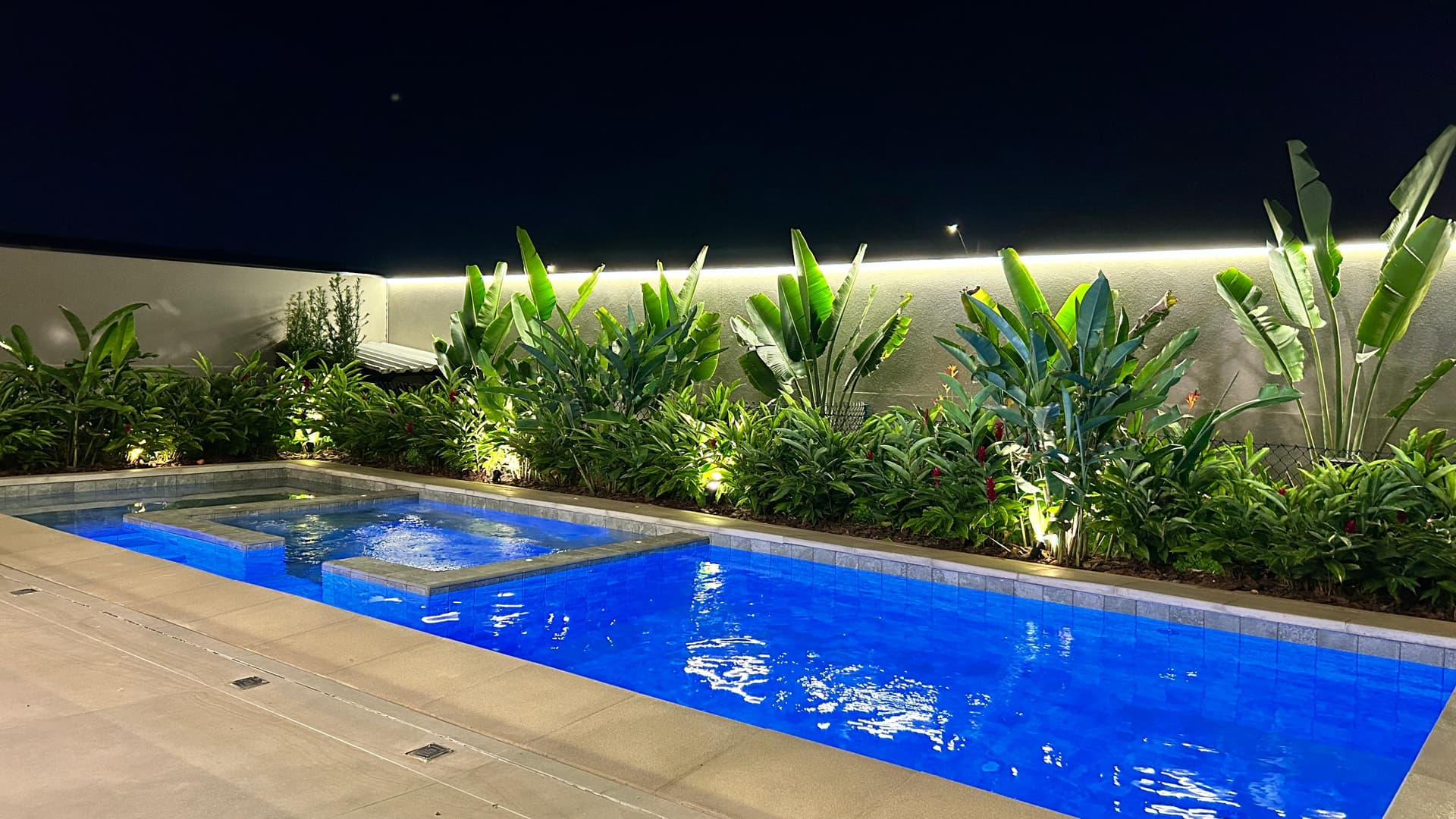 Piscina com hidromassagem e iluminação cênica