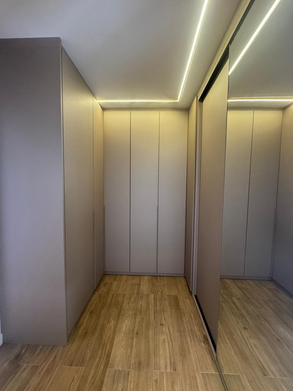 Banheiro de suíte com porcelanato