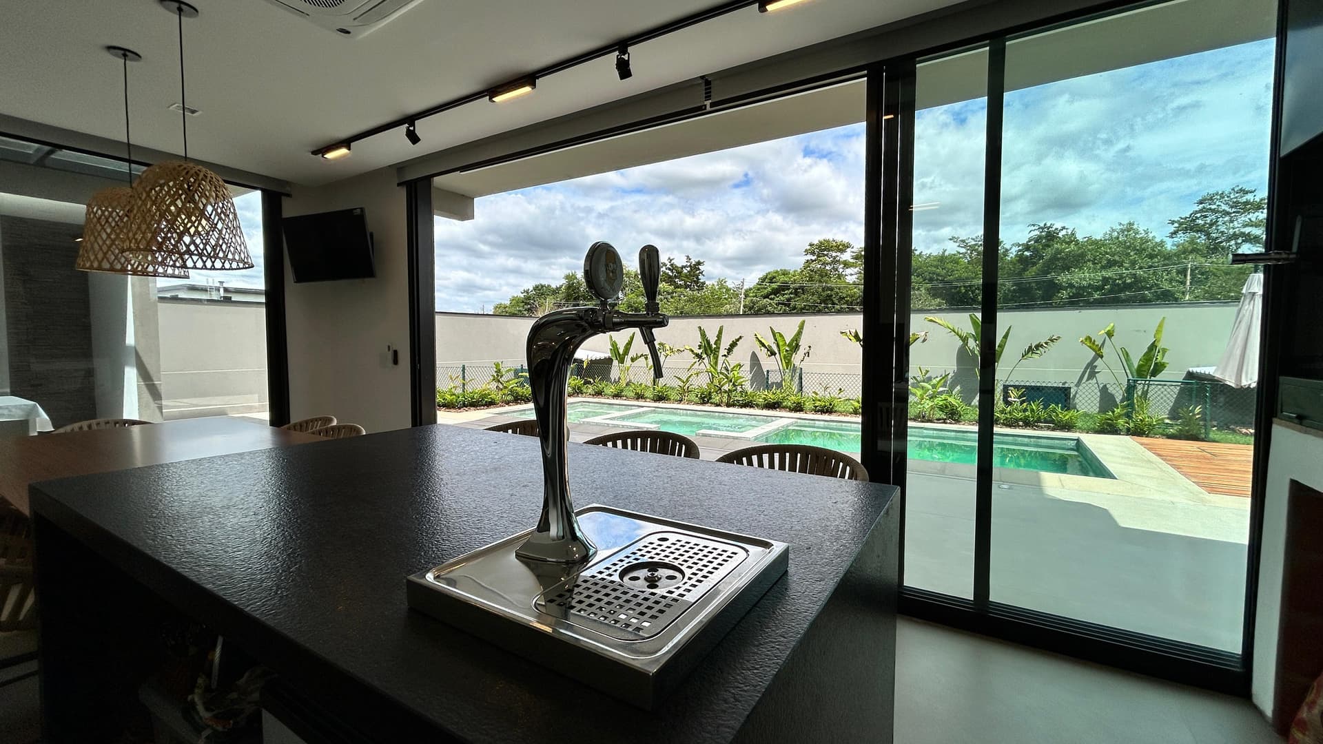 Piscina com hidromassagem e iluminação cênica