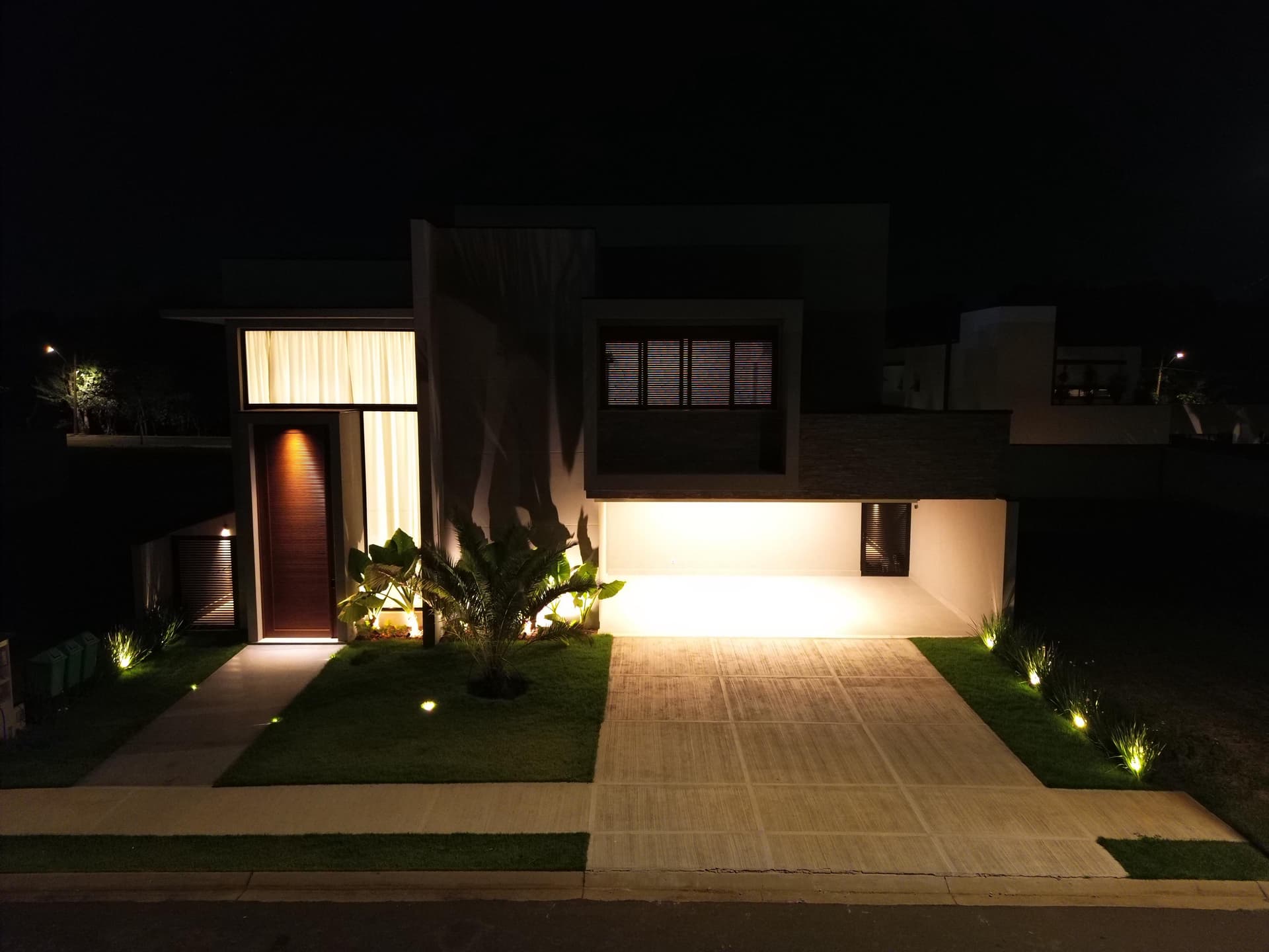 Fachada da casa moderna em Tamboré Jaguariúna — iluminação noturna premium